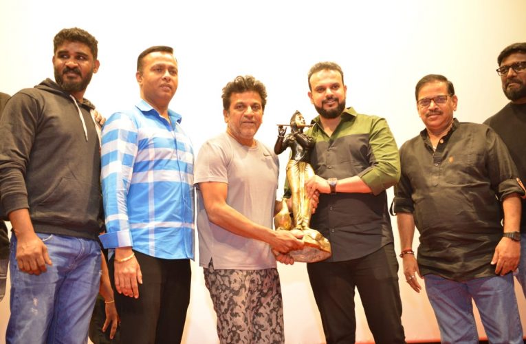 Upadyaksha movie trailer Released by hayrick hero shivarajkumar. ಕರುನಾಡ ಚಕ್ರವರ್ತಿ ಶಿವರಾಜಕುಮಾರ್ ಅವರಿಂದ ಬಿಡುಗಡೆಯಾಯಿತು “ಉಪಾಧ್ಯಕ್ಷ” ಚಿತ್ರದ ಟ್ರೇಲರ್ .