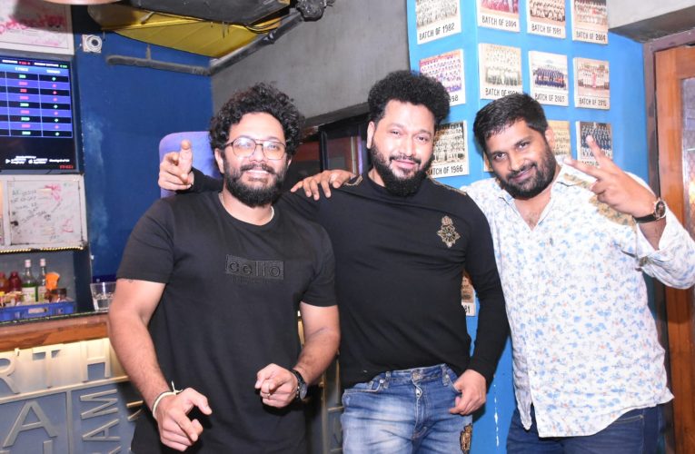 director Pawan udiyar New movie launched.  ಸೆಟ್ಟೇರಿತು ಪವನ್ ಒಡೆಯರ್ ನಿರ್ಮಾಣದ ಮತ್ತೊಂದು ಸಿನಿಮಾ “ವೆಂಕ್ಯಾ”.  ನಿರ್ದೇಶನದ ಜೊತೆಗೆ ನಟನೆಗೆ ಇಳಿದ ಸಾಗರ್ ಪುರಾಣಿಕ್..