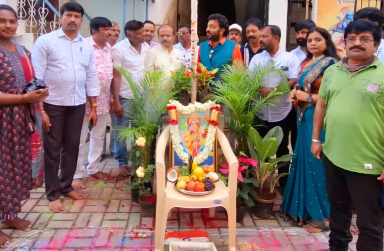 Karnataka film directors association flag Hastings. ಕರ್ನಾಟಕ ಚಲನಚಿತ್ರ ನಿರ್ದೇಶಕರ ಸಂಘದವರಿಂದ ಸ್ವತಂತ್ರ ದಿನಾಚರಣೆಯ ಸಂಭ್ರಮ.