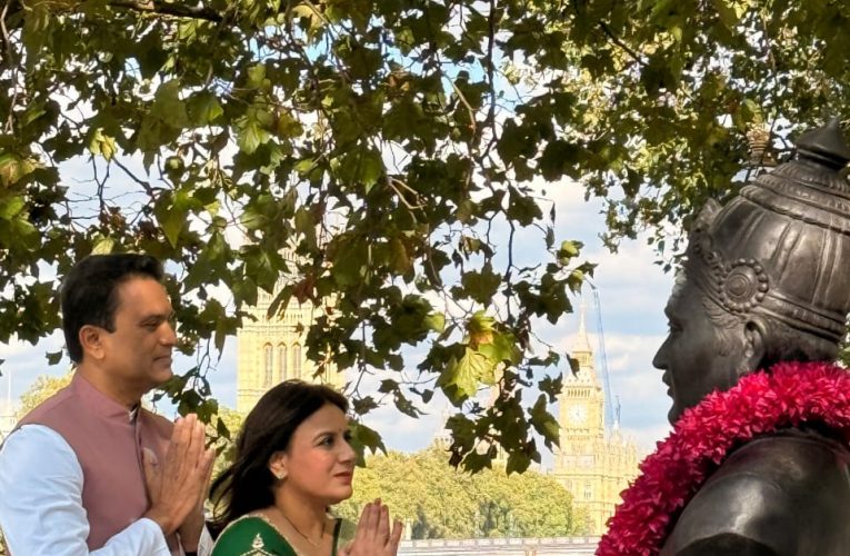 Actress Pooja Gandhi salute by Basaveshwara statue in London. ಲಂಡನ್‌ನಲ್ಲಿನ ಬಸವೇಶ್ವರ ಪುತ್ಥಳಿಗೆ ನಮಸ್ಕರಿಸಿದ ಮಳೆ ಹುಡುಗಿ ಪೂಜಾ ಗಾಂಧಿ